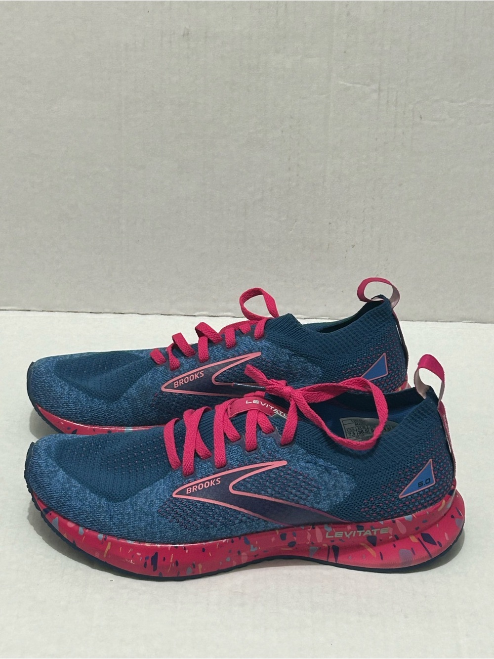 Brooks Levitate 5 Stealthfit Shoes
Sneakers Women's Size 7.5
Medium B Blue Pink